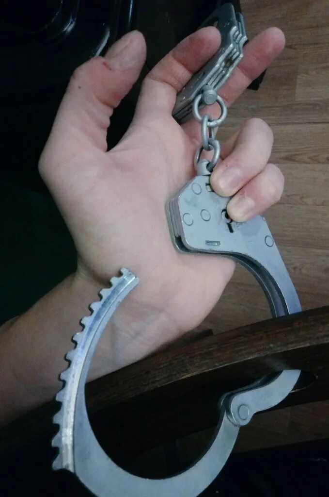 Наручники без ключа. Механизм замка наручников. Наручники в разрезе. Конструкция наручников.