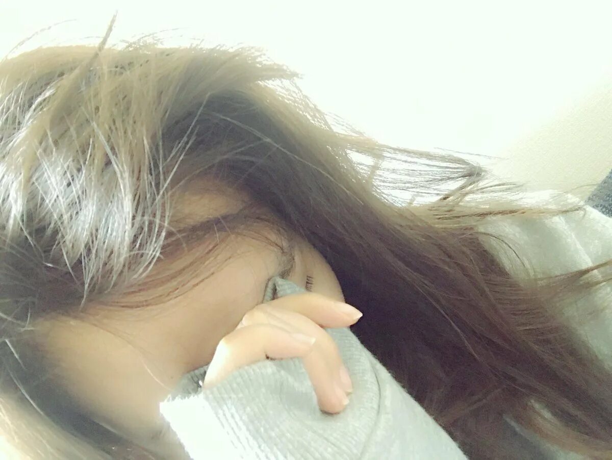 Девушка прикрывает лицо. Красивые девушки с прикрытым лицом. Красивые девушки с закрытым лицом. Девушки с заркитими лицом. Девочка с закрыт лицом.