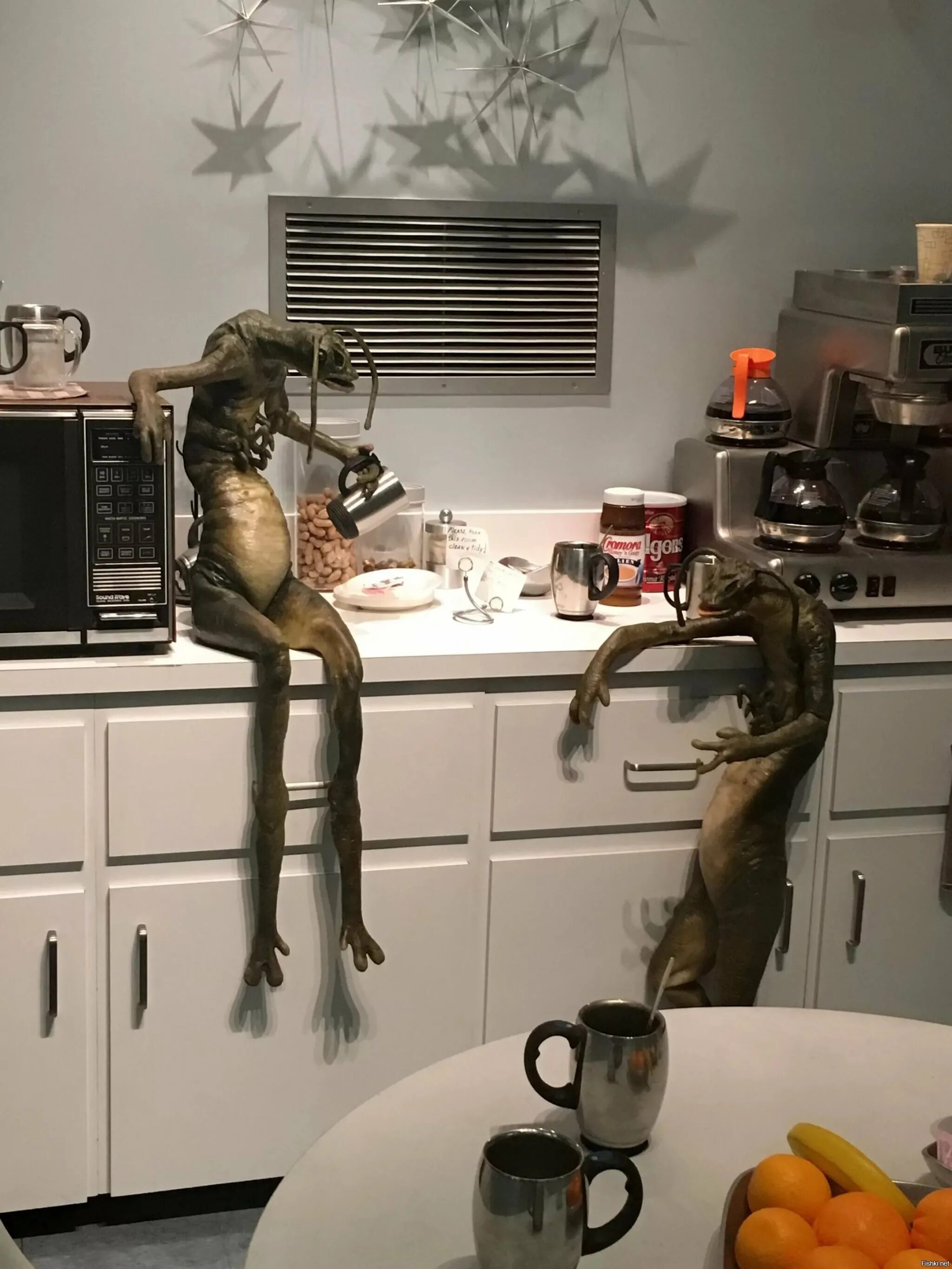 Люди в черном инопланетяне с кофе. Люди в черном инопланетяне с кофе. Ч5рвяки ил люди в черном. Пришельцы из люди в черном. Пришельцы из мультика люди в черном.