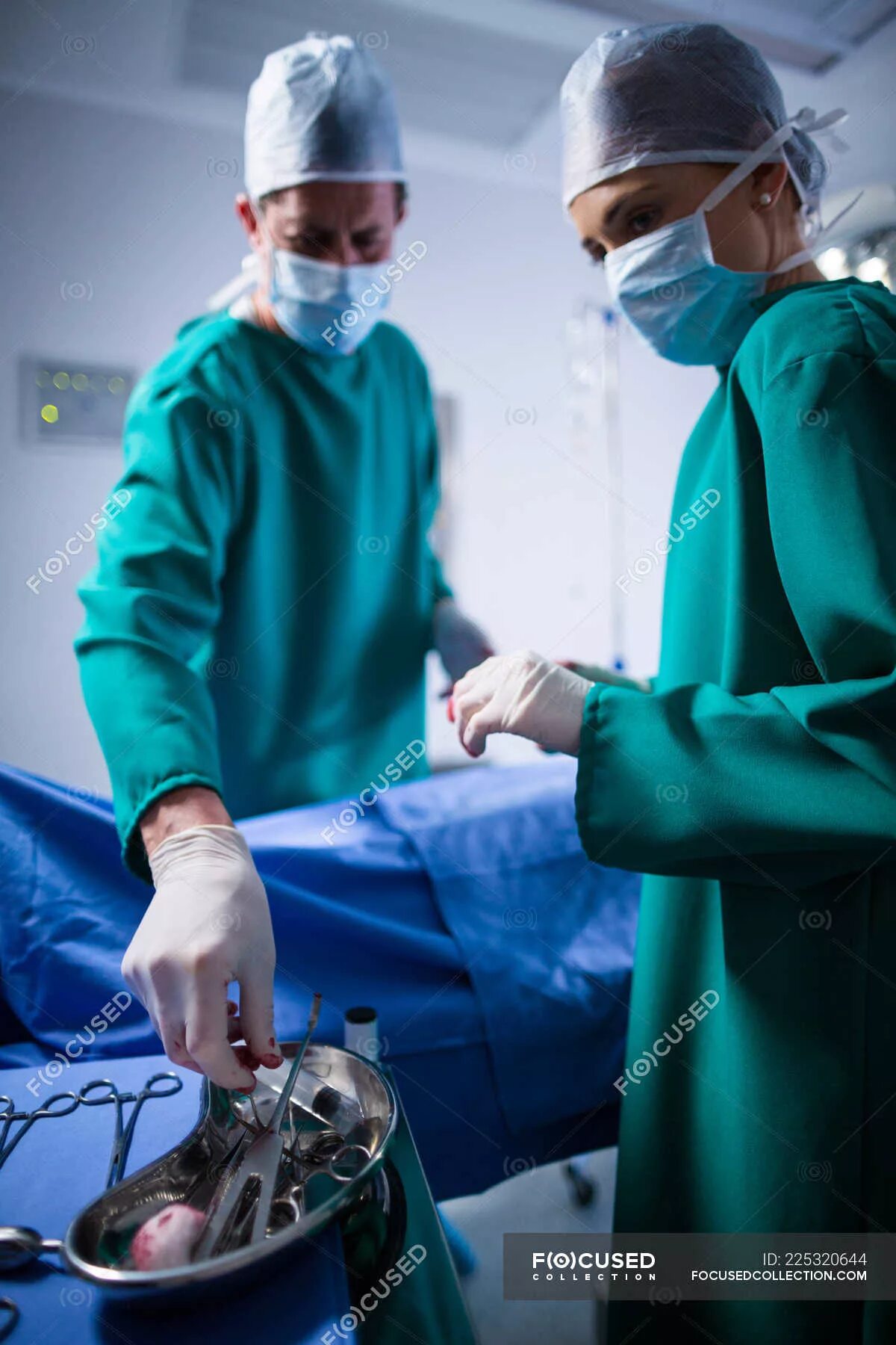 Surgeons performs performing perform operation