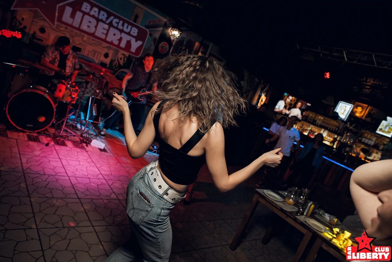Клуб отчет. Либерти новокузнецк. Фотоотчеты ночных клубов. Облака клуб. Фотоотчеты баров москвы.