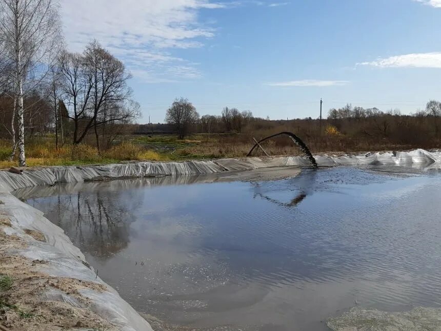 Уровень воды в жиздре козельск сегодня. Река Жиздра разлив. Разлив реки Жиздра в Калужской области. Козельск река Жиздра. Русло реки Жиздра.