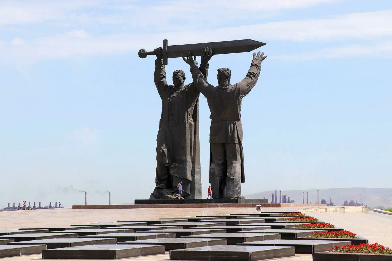 Магнитогорск монумент. Монумент тыл фронту в магнитогорске. мемориал славы тыл фронту магнитогорск. магнитогорск памятник парк. магнитогорск город трудовой доблести.