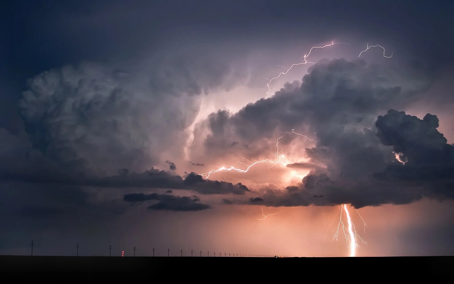 Молнии над облаками. Молнии над облаками. Туча с дождем и молнией. Молнии над облаками. Гроза молния.