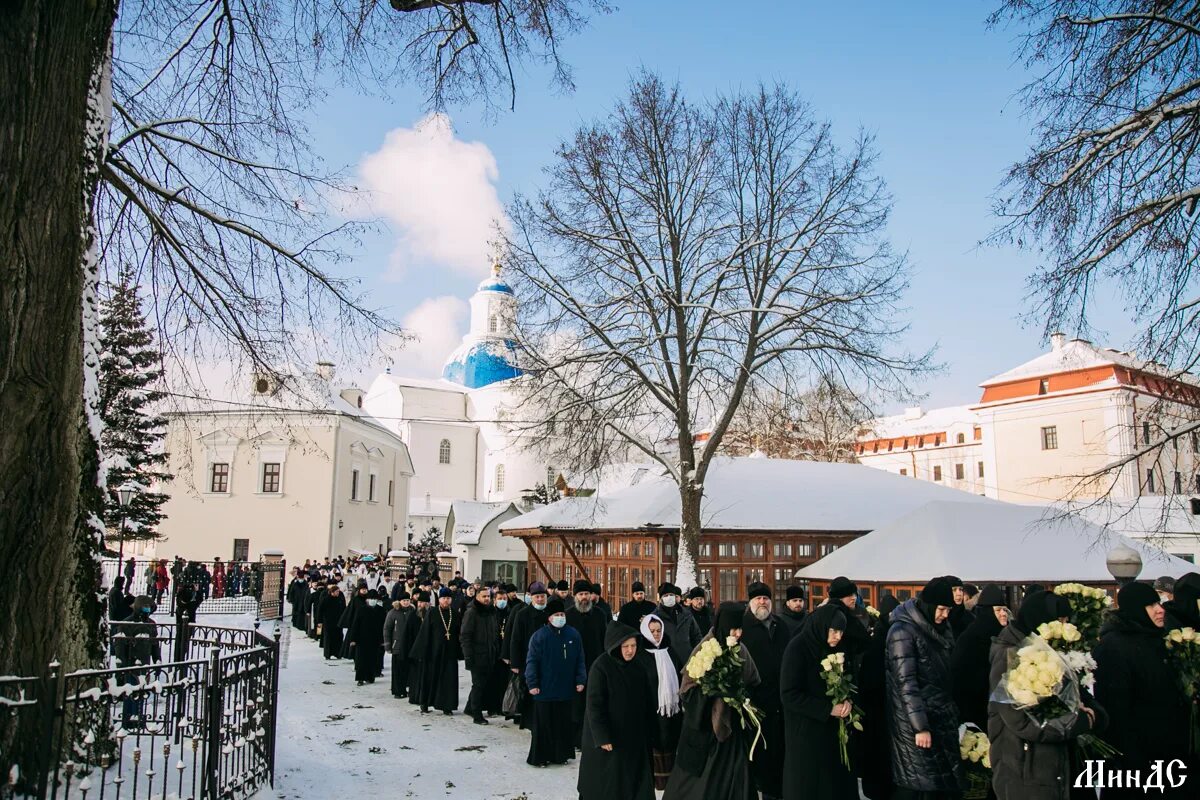 Священник на улице. Нью-йорк улицы. Софрино патриарх пимен. Нью йорк россия. Усыпальница патриарха пимена.