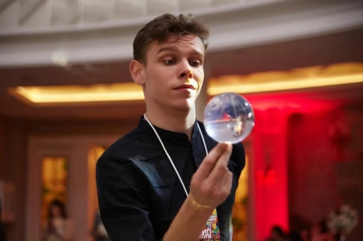 Микромагия киров. Удиви фокусника. Дмитрий черных фокусник. Игра удиви меня. Шоу иллюзионистов по телевизора.