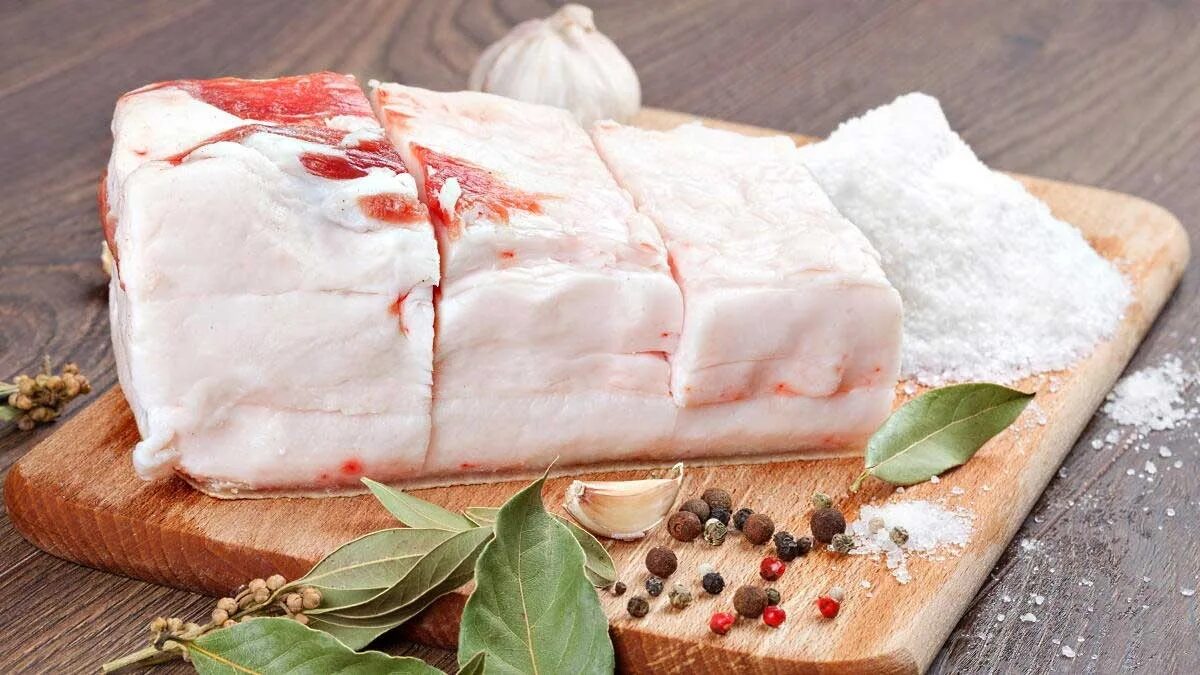Сало с прослойкой мяса. Сало соленое шпик. Сало соленое с прослойкой. Сало соленое. Сало соленое с чесноком.