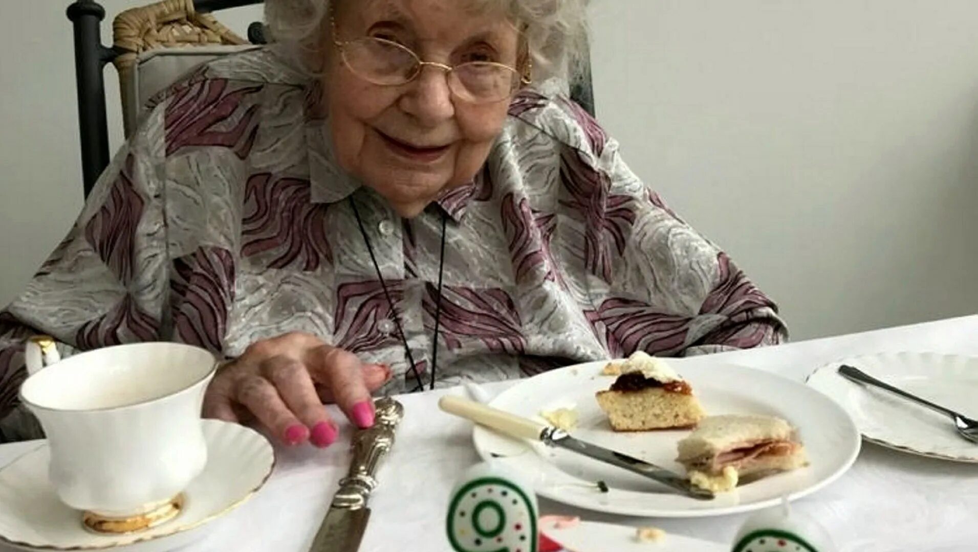 Бадди винкл 92 летняя бабушка. 100 летняя бабушка. Бадди винкл 92 летняя бабушка в молодости. 80 летняя старушка с синими волосами. Красивое старческое лицо.