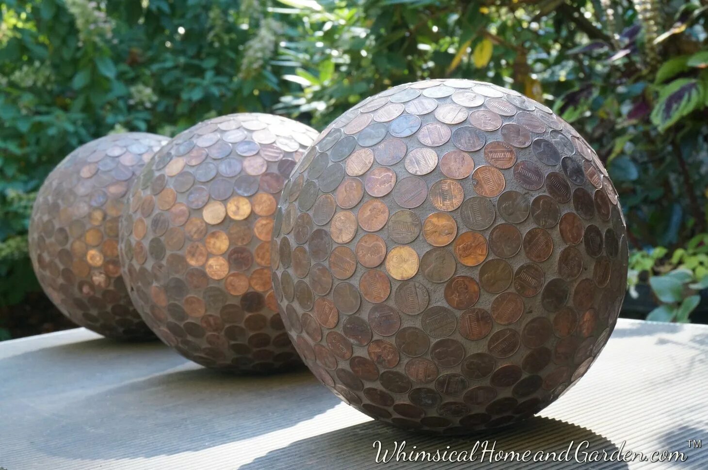 Большие бетонные шары. Декоративный шар для сада. Цементные шары для сада. Декоративные шары для ландшафта. Шар в сад из бетона.