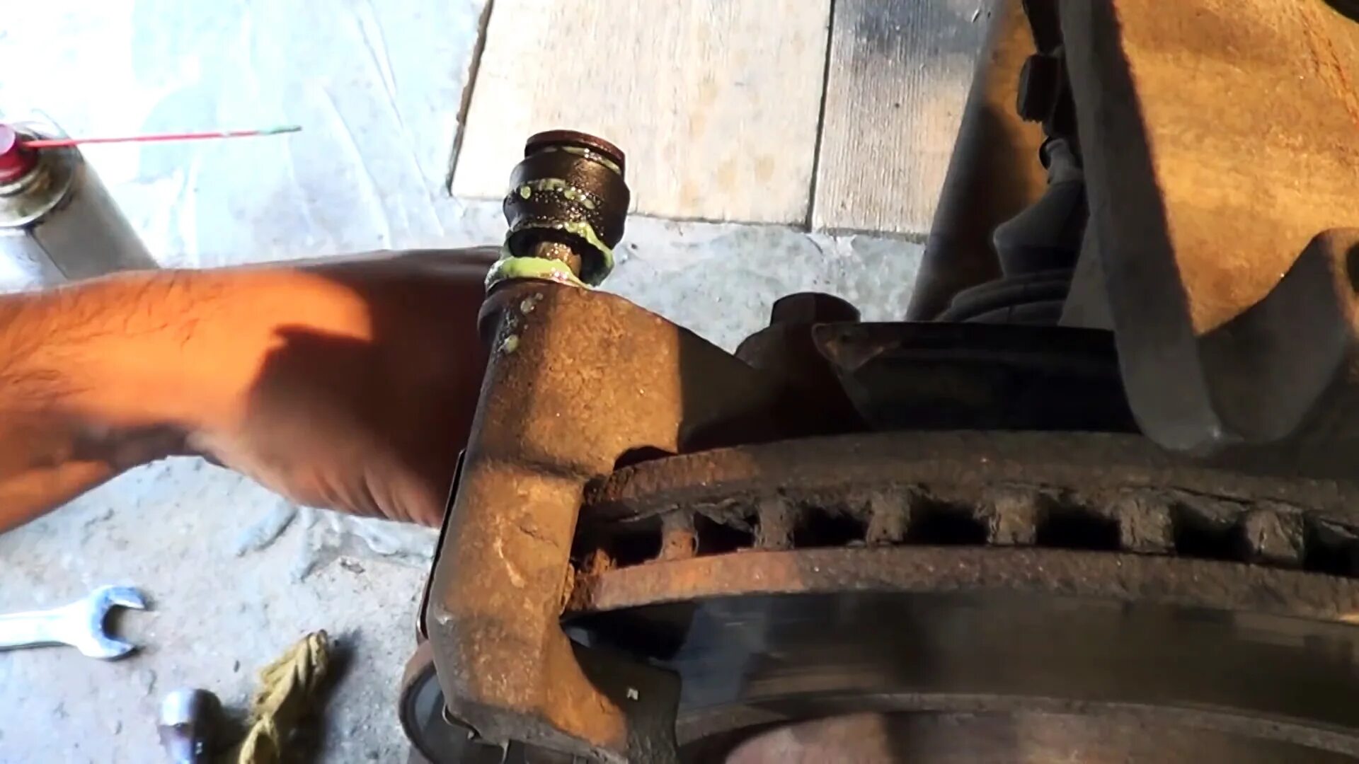 Восьмерочные суппорта на шевроле ниву. Направляющие суппорта уаз буханка. Суппорта. Ревизия передних суппортов королла 100. Как ставить тормозные колодки с пискунами.