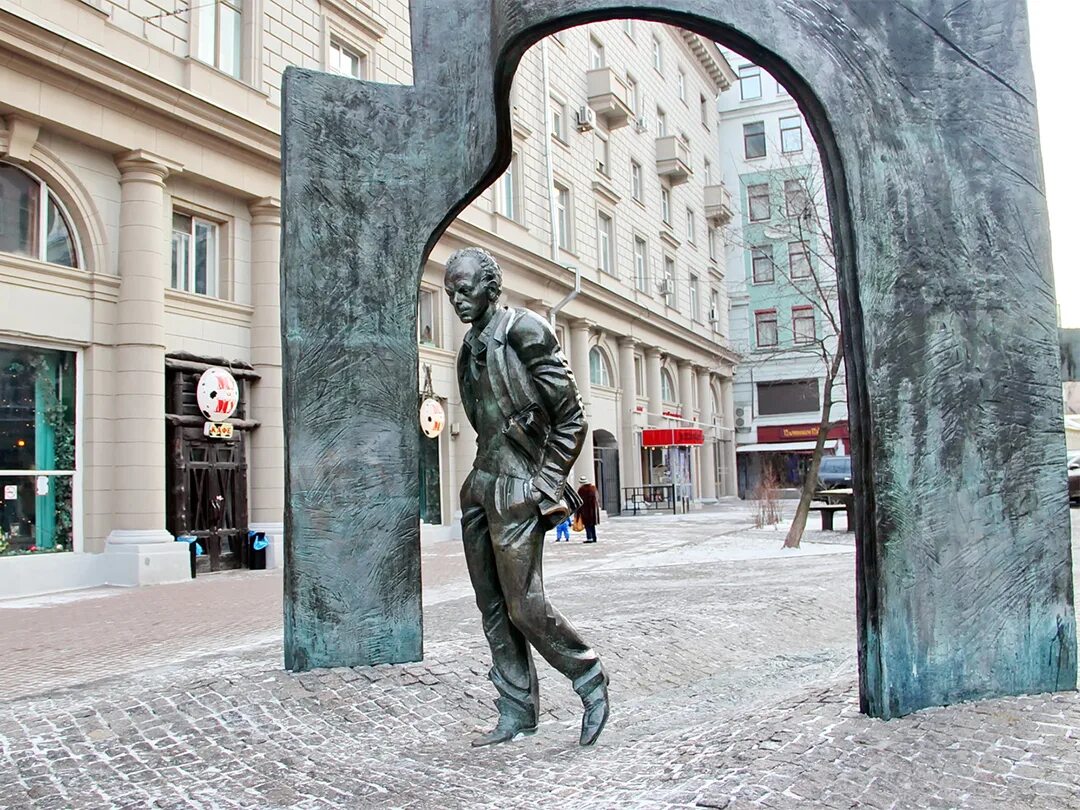 Памятники булату окуджаве в москве. Памятник булату окуджаве на арбате. Арбат 43 памятник окуджаве\. Арбат 43 памятник окуджаве\. Памятник булату окуджаве на арбате.