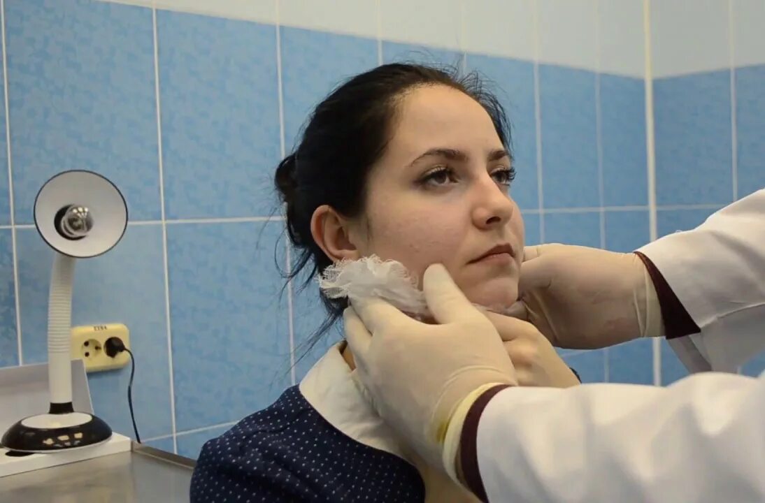 Компресс при ангине на горло. Согревающий компресс на шею. Компрессы на горло взрослым. Компресс из творога на горло. Спиртово водочный компресс.