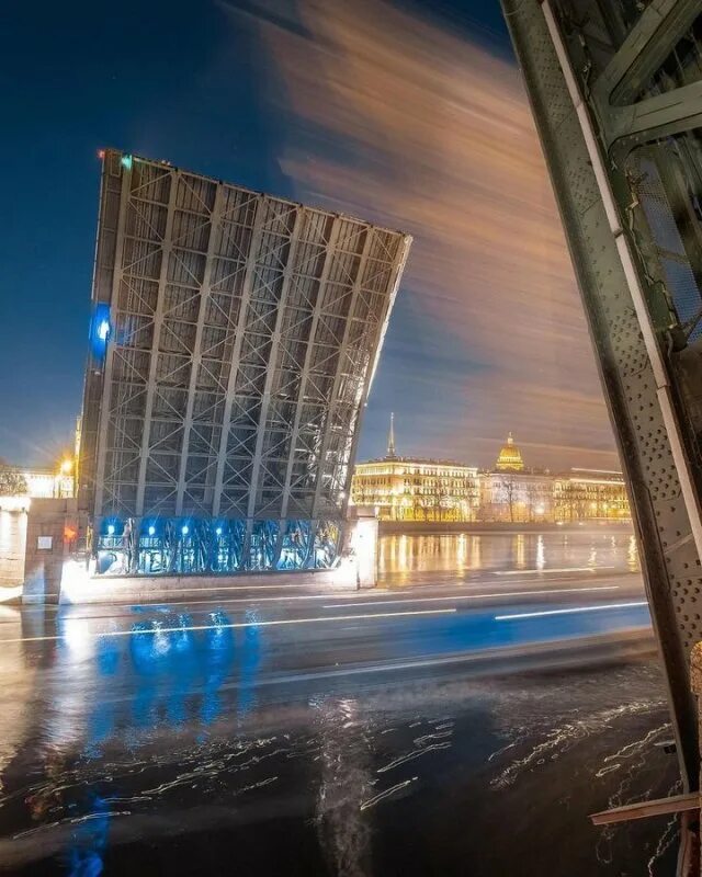 Стоит переезжать в санкт петербург. Дворцовый мост в Санкт-Петербурге. Питер разводные мосты. Тройной мост в Санкт-Петербурге. Дворцовый мост Триколор.