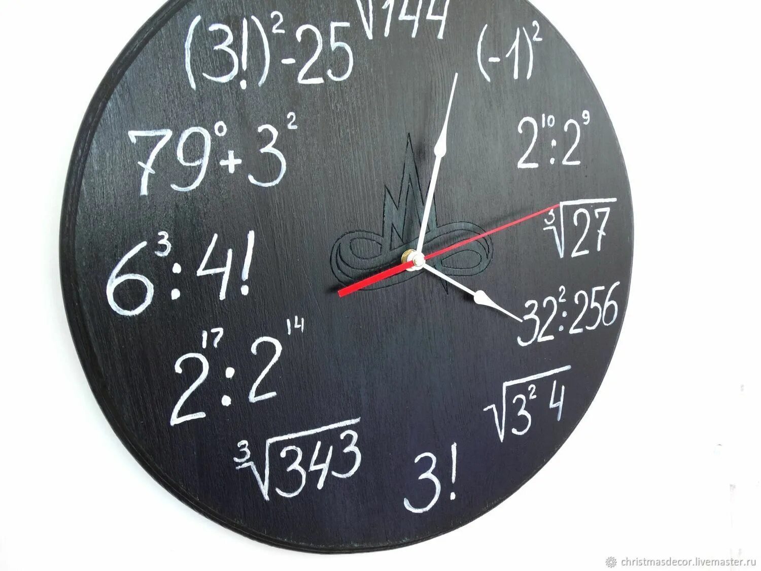 Надпись на циферблате часов. Часы настенные учителю. Математические часы настенные. Настенные часы для математиков. Часы настенные для школы.