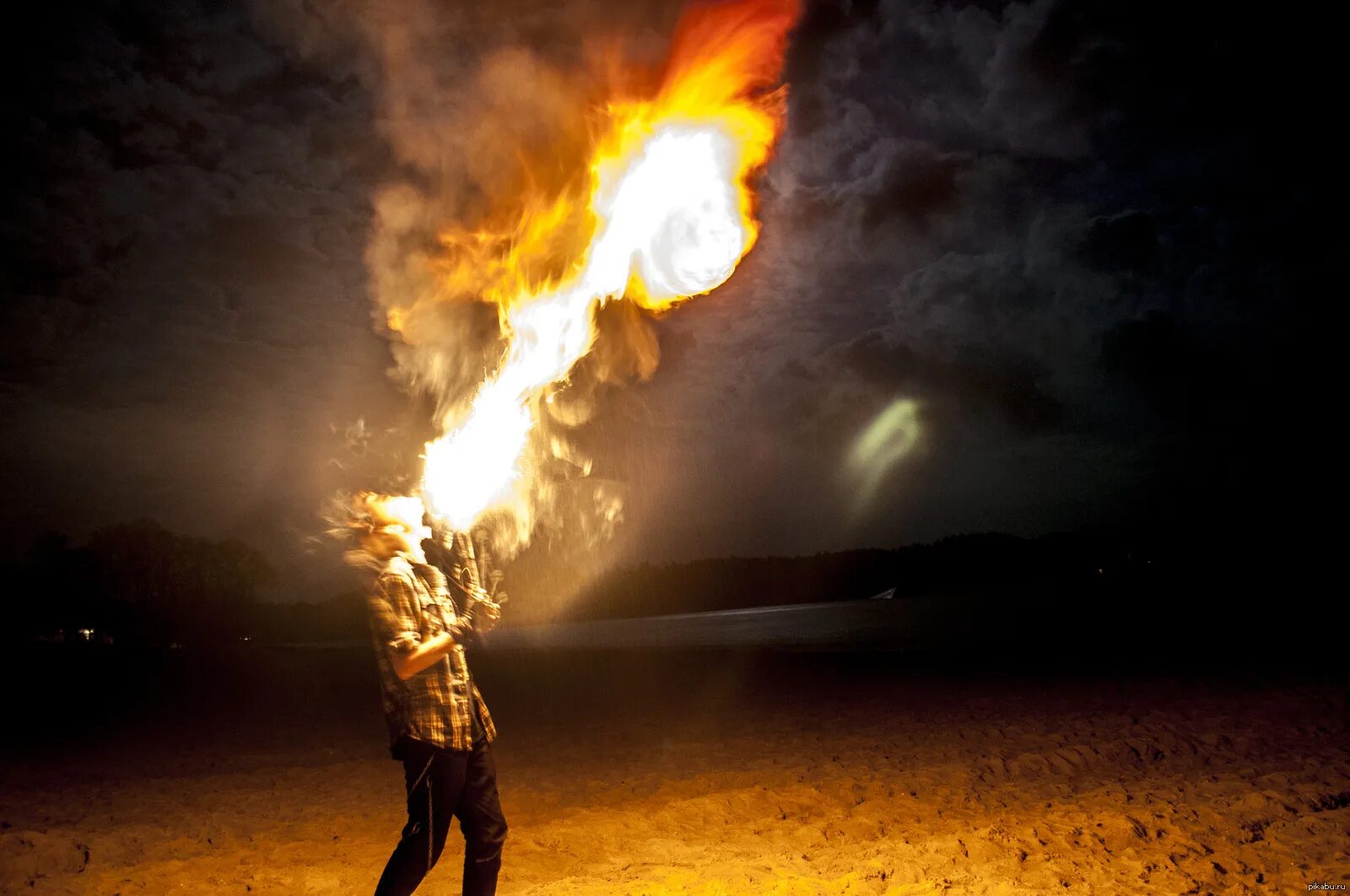 Дышит огнем 5. Человек дышит огнем. Дышит огнем 5. Фаер шоу изо рта. Дышит огнем 5.