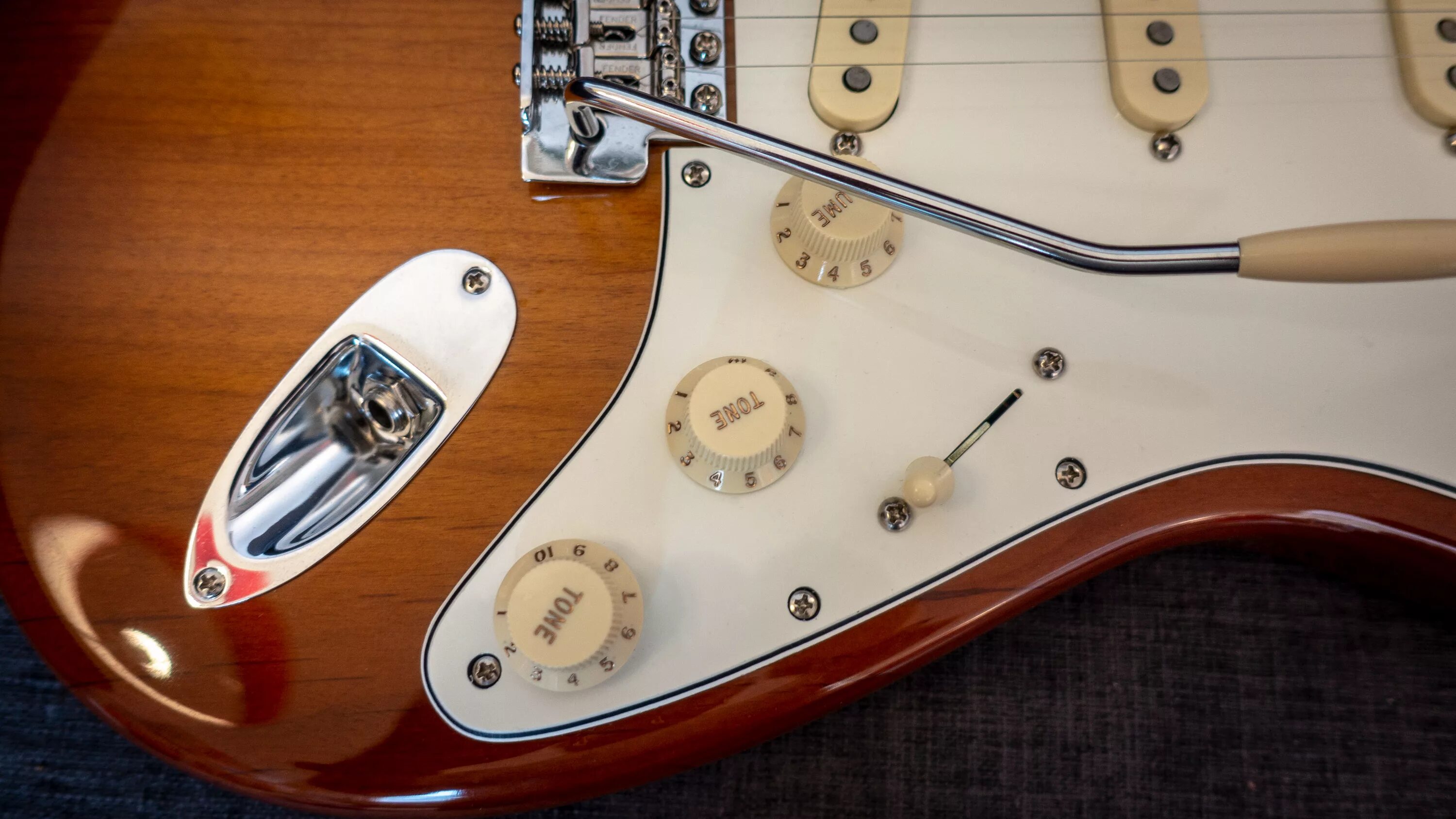 Fender american jazz bass. Фендер стратокастер с хамбакерами. Fender 10g. Электрогитара фендер роланд стратокастер. Fender обзор.