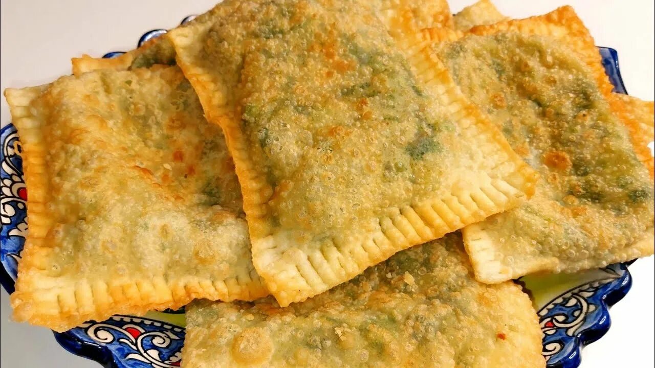 Лепёшки с зеленью на сковороде. Армянское женгялов хац. Быстрые лепёшки на сковороде без дрожжей. Лепёшки с сыром на сковороде. Лепешки с сыром и зеленью.