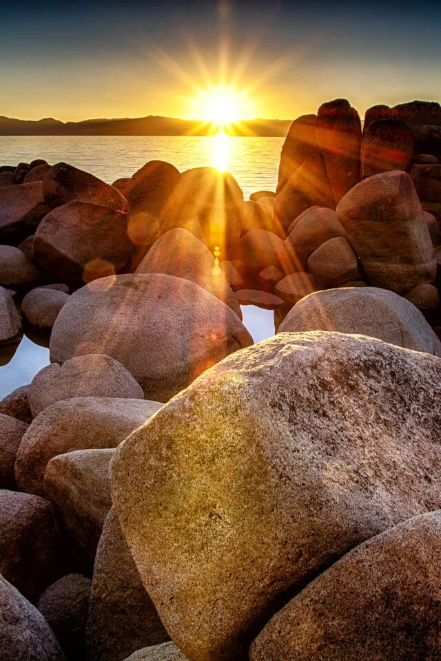 Камни солнца и луны. Море камни солнце. Красивые камни на солнце. Красивые валуны. Камни в природе.