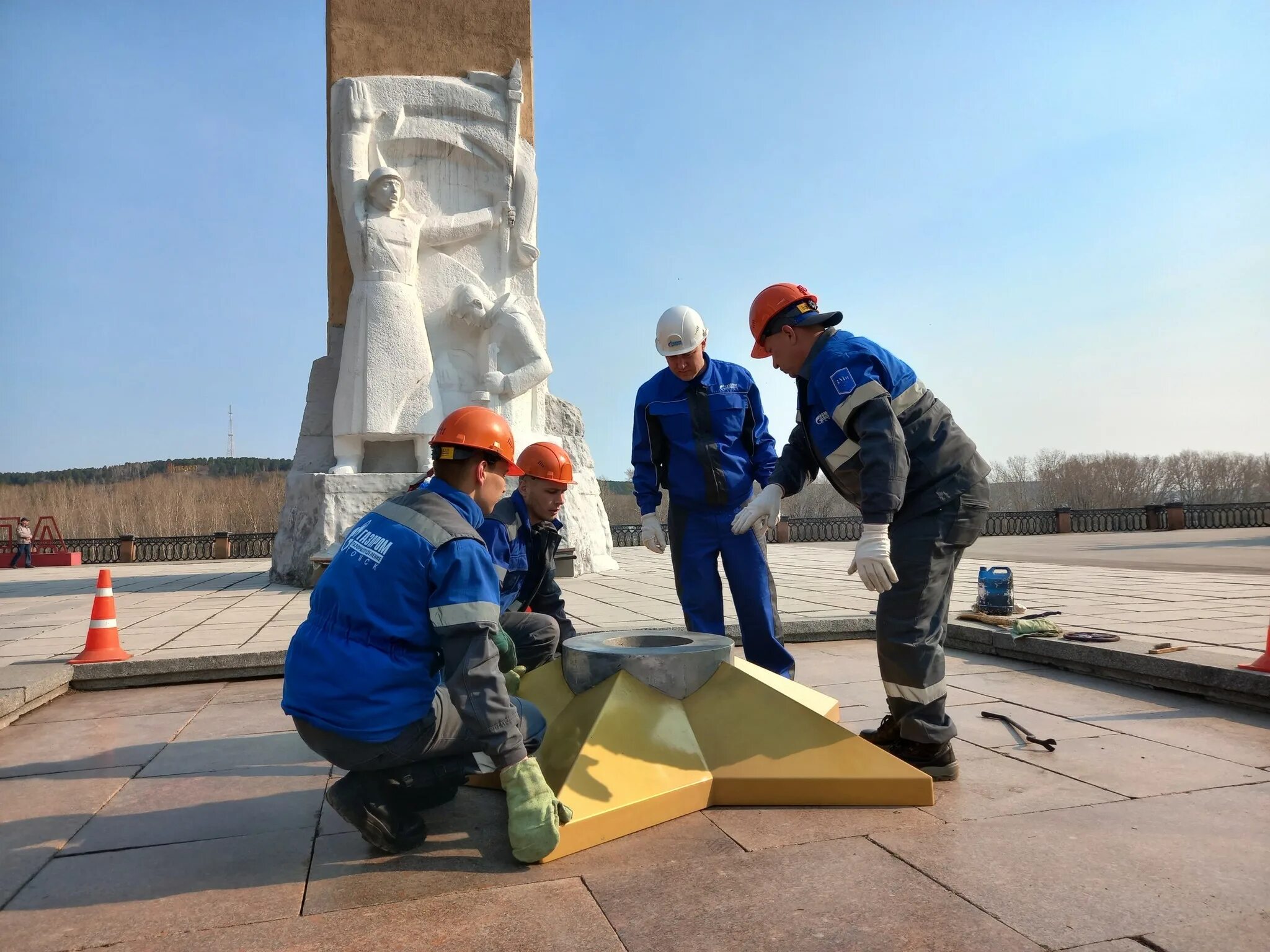 Новости день кемерово. Вечный огонь Кемерово. Мемориал славы воинов-кузбассовцев. Объекты на набережной. Город Кемерово вечный огонь 2022.