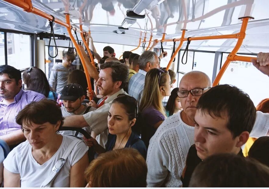 Много народу в автобусе. Толба люднц в автобему. Толпа людей в автобусе. Люди в автобусе. Много людей в автобусе.