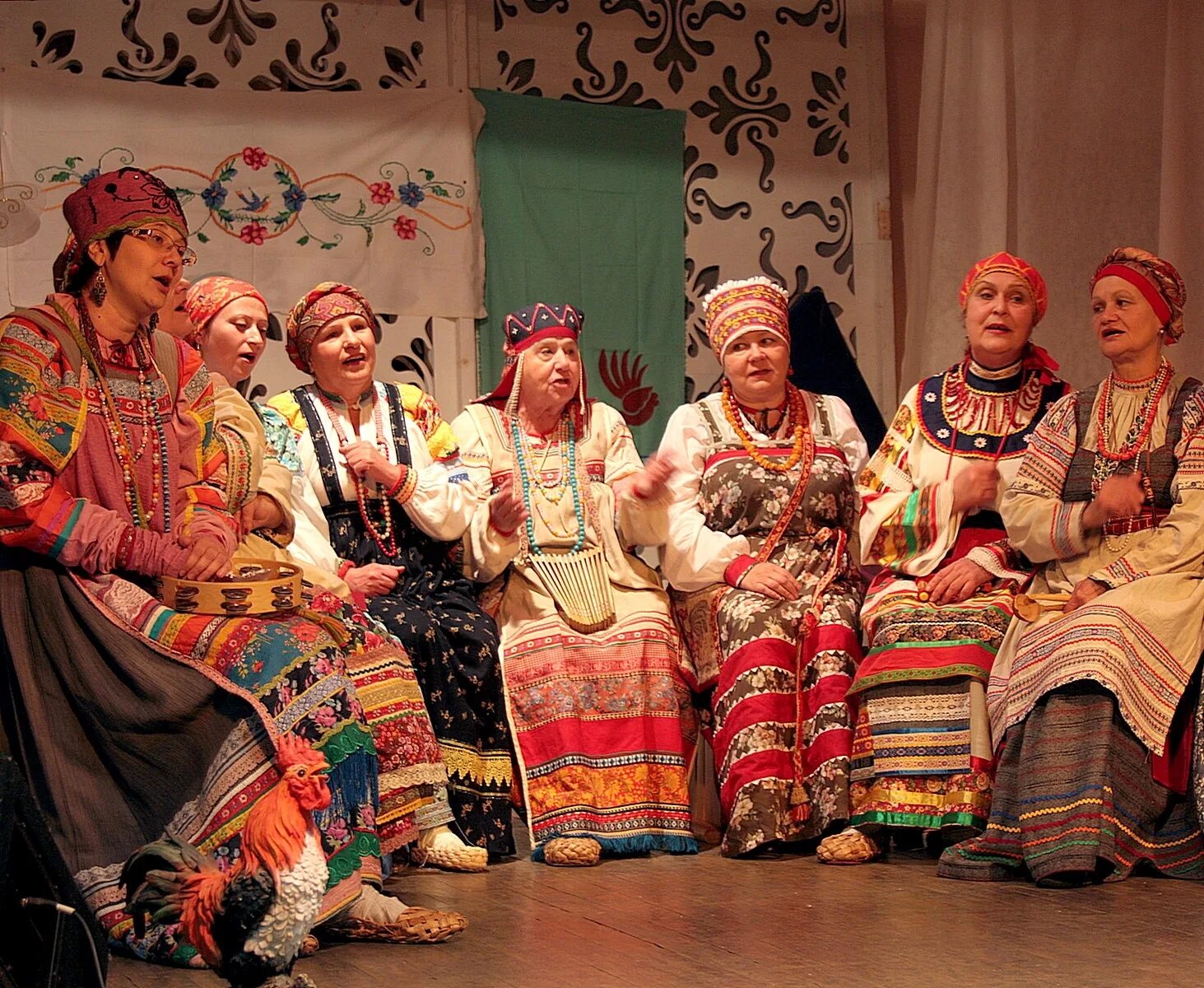 Девичьи посиделки. Деревенские традиции. Посиделки в беседке. Фольклорные посиделки. Сельские посиделки.