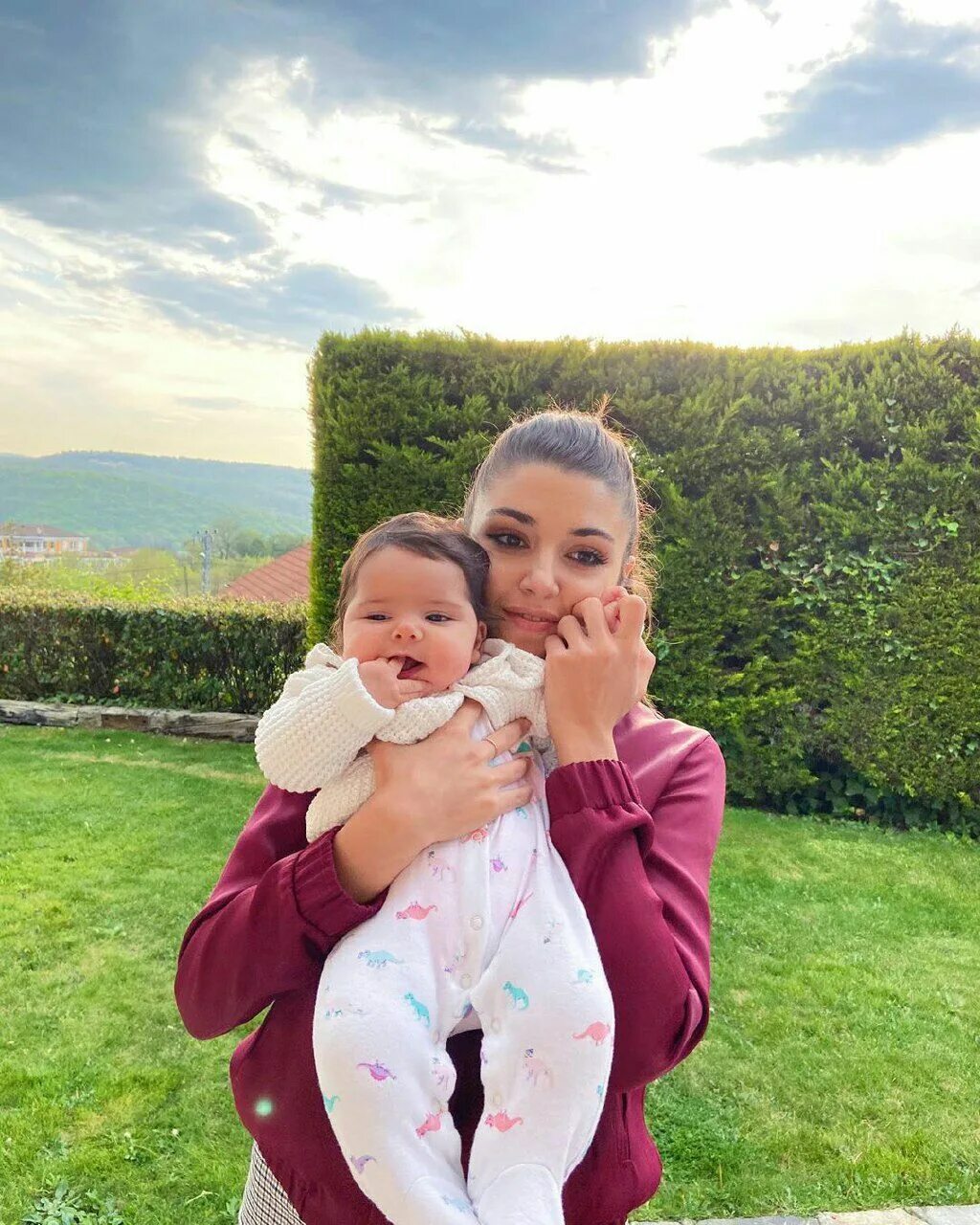 Ханде эрчел в детстве. Ханде эрчел с племянницей. Hande 2022. Ханде эрчел есть ли дети. Мави племянница ханде.