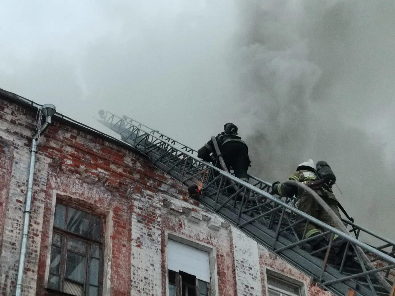 Пожар в доме дали. Пожар в Собинке на рабочем проспекте. Пожар Юго Камский июнь 2021. Пожар в многоэтажном доме. Горящий многоэтажный дом.