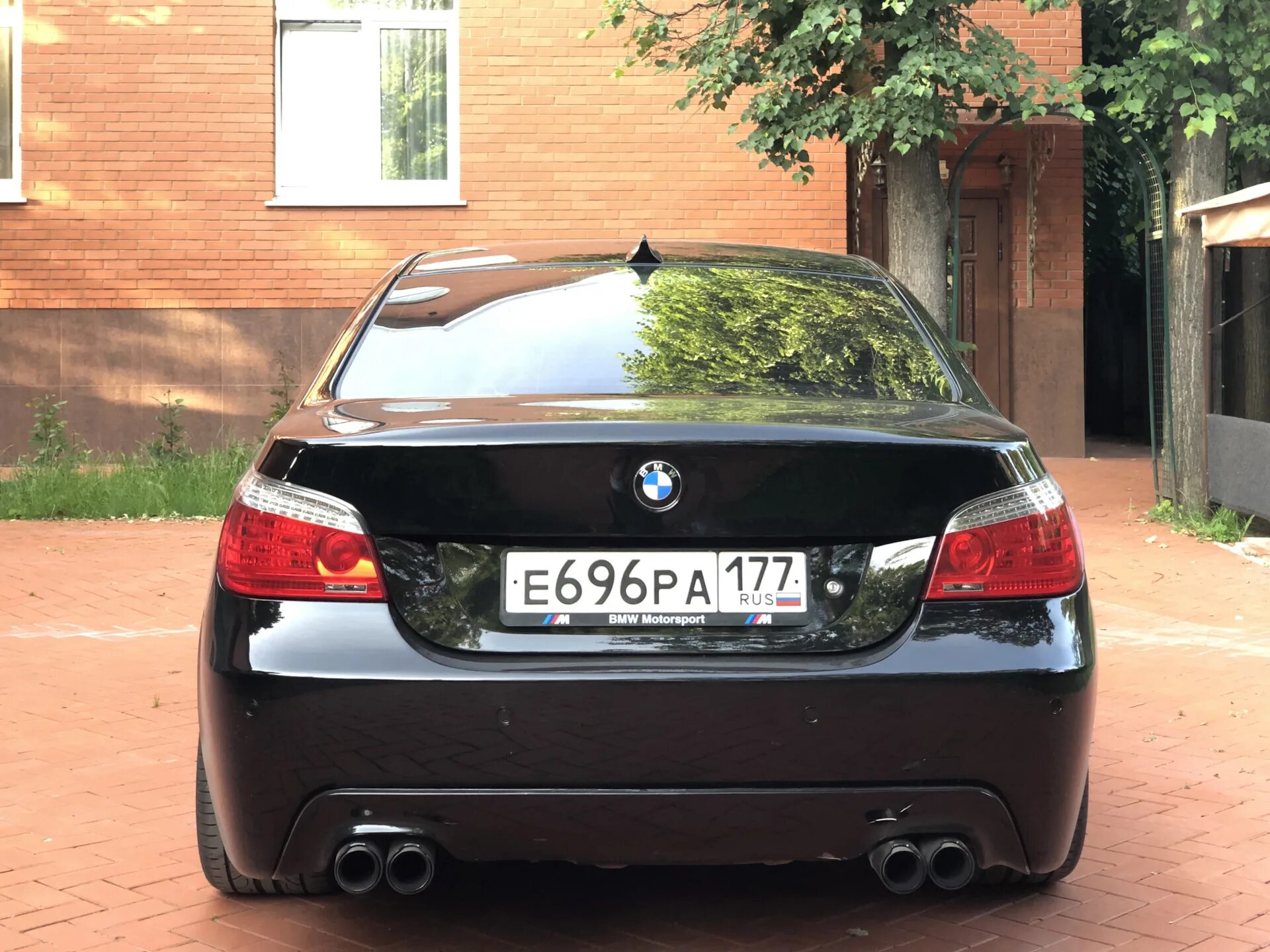 Выхлоп е60. БМВ 5 е60. Выхлоп BMW e60. Раздвоенный выхлоп BMW e60. BMW e60 двойной выхлоп.