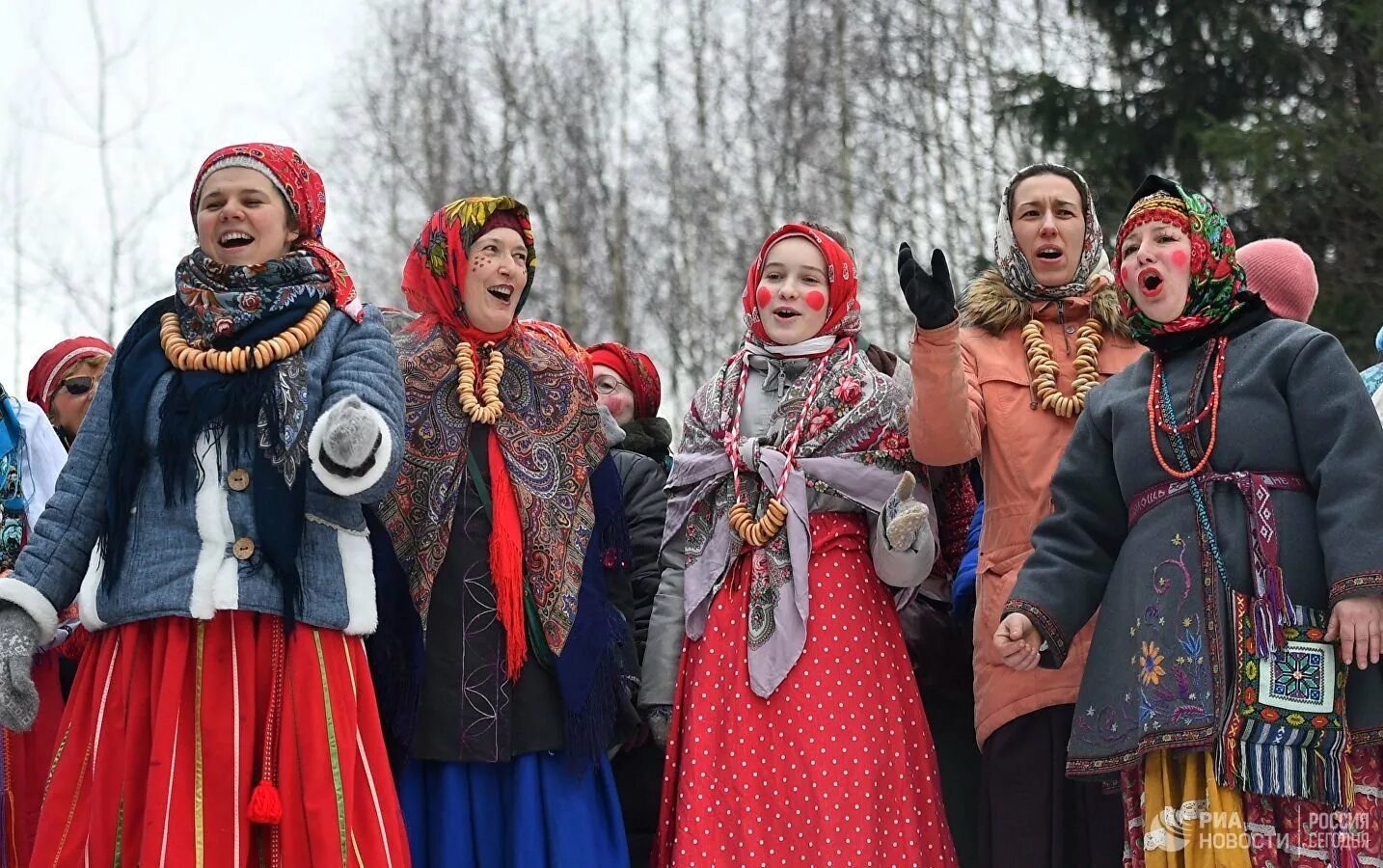 русская масленица. деревенские гуляния. обрядовый фольклор масленица. костюм масленицы. название русских народных песен о масленице.