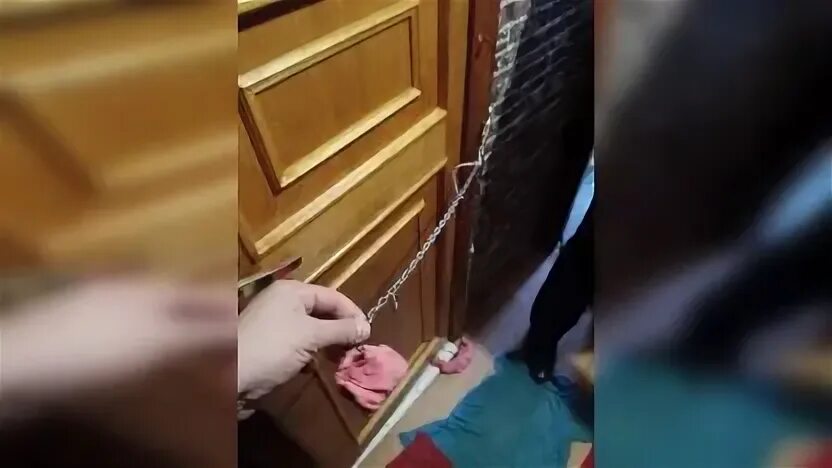 Держали детей на цепи мужское