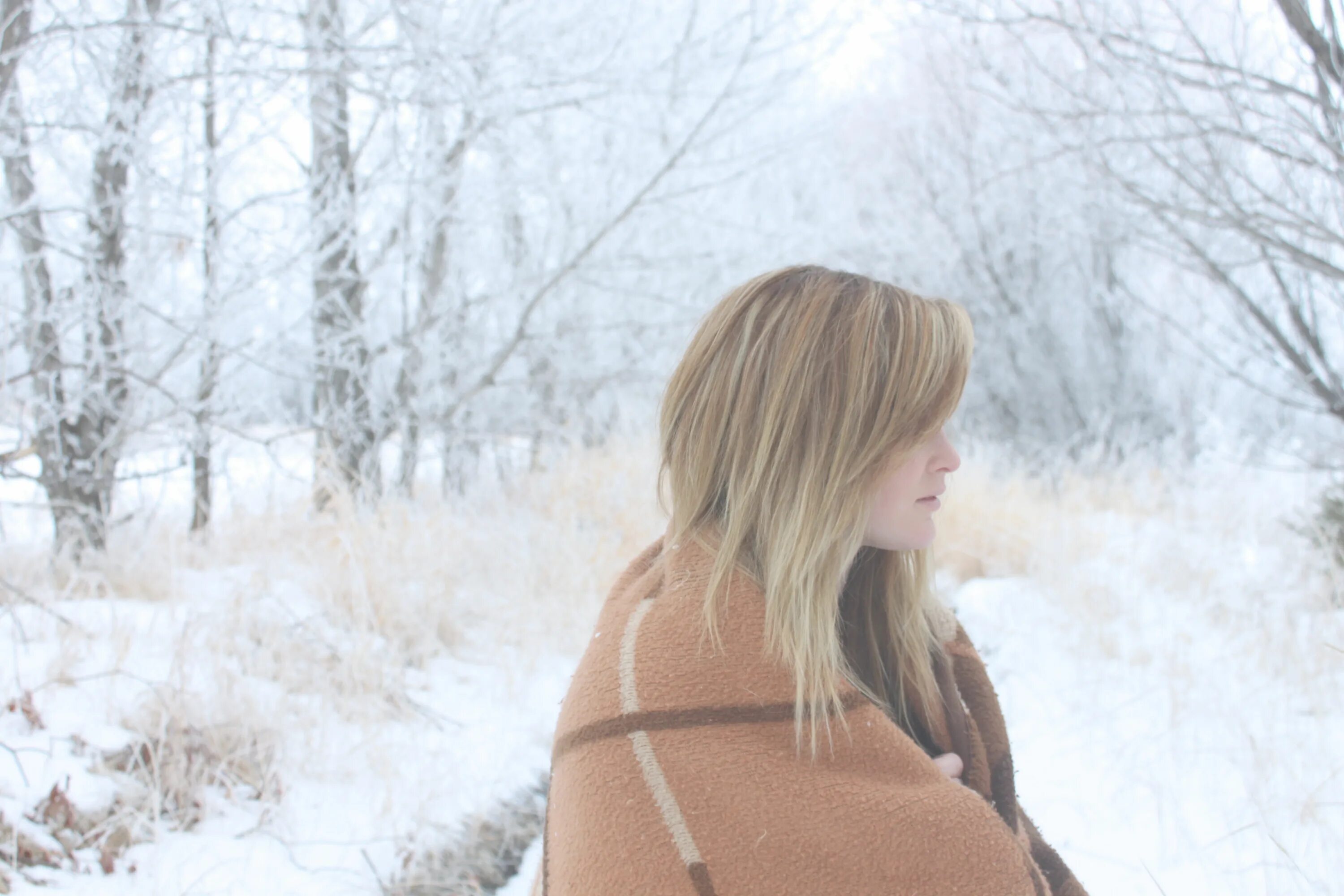 Слушать песню холодно на морозе. Девушка с светлыми волосами под Снегопадом. Девушка сверху волосы в снегу. Холодно картинки. Девушке холодно картинки.