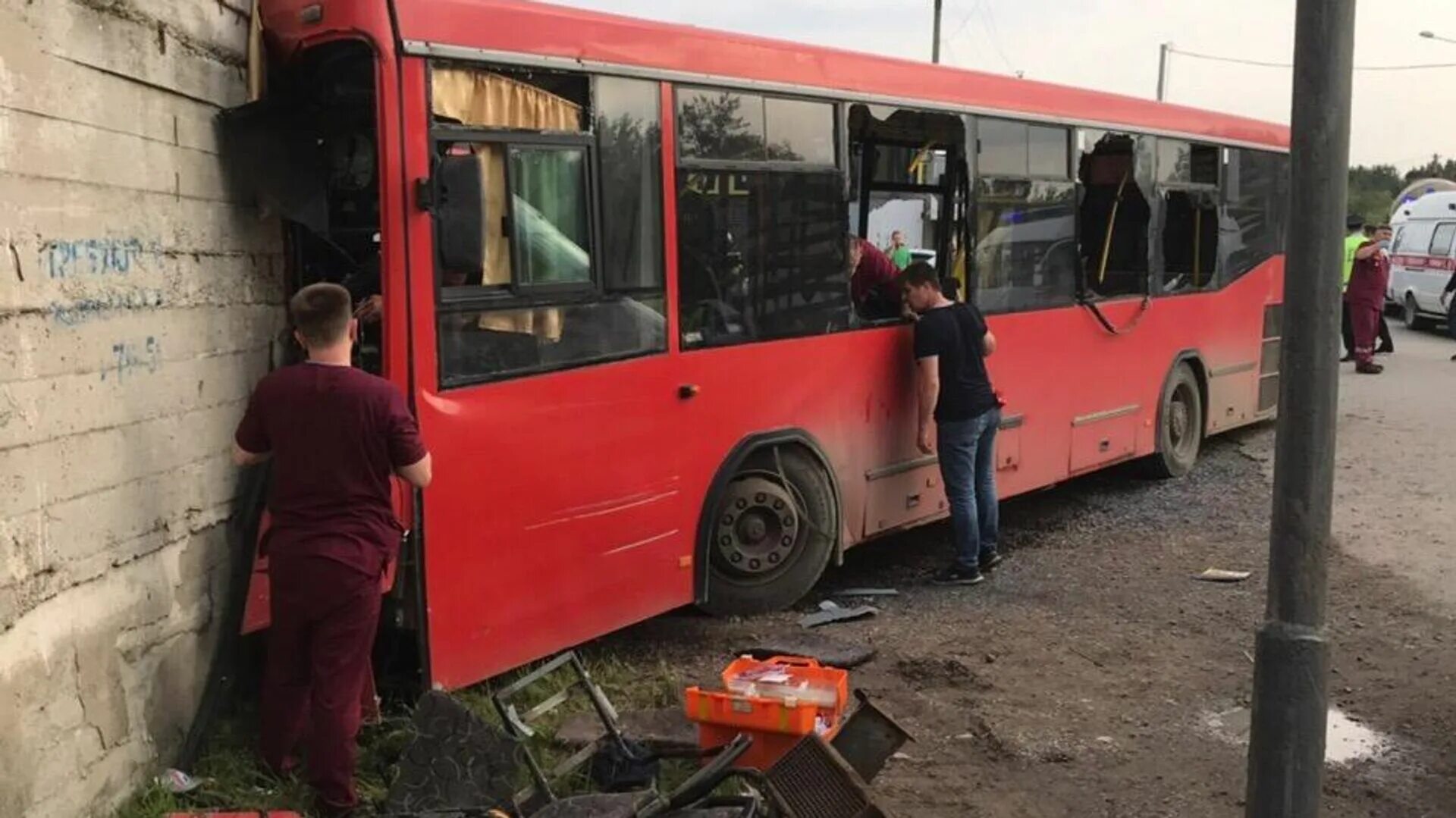 Чп автобус. 53 Автобус Пермь авария. Автобус врезался в стену Пермь.