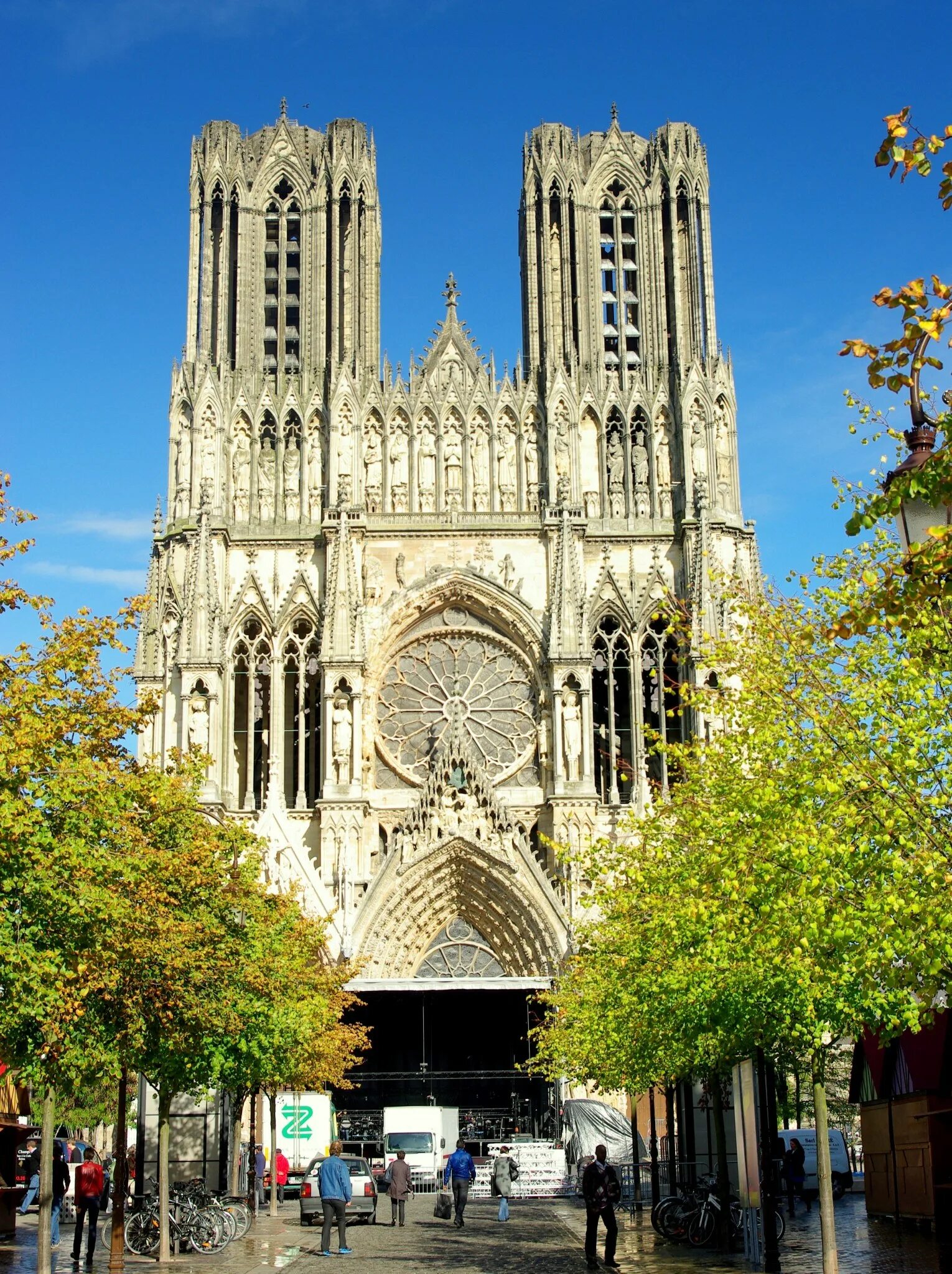 Famous cathedral. Франция, Реймс,Cathedral notre-Dame de Reims. Реймс достопримечательности. Готическая архитектура Франции.