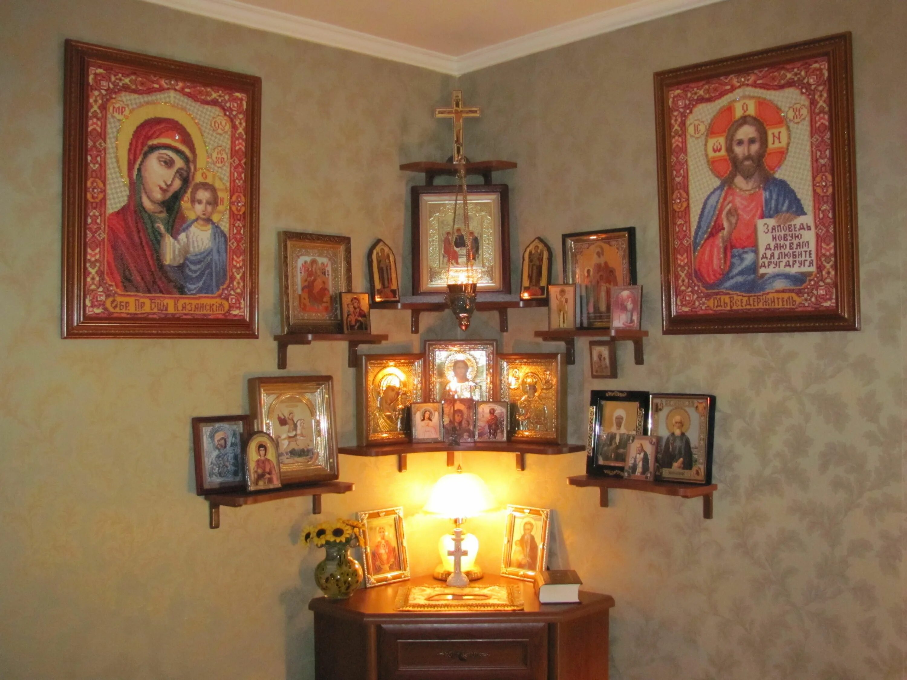 Иконы в углу комнаты. Святой угол в современном интерьере. Православный уголок в доме. Можно ли освятить квартиру
