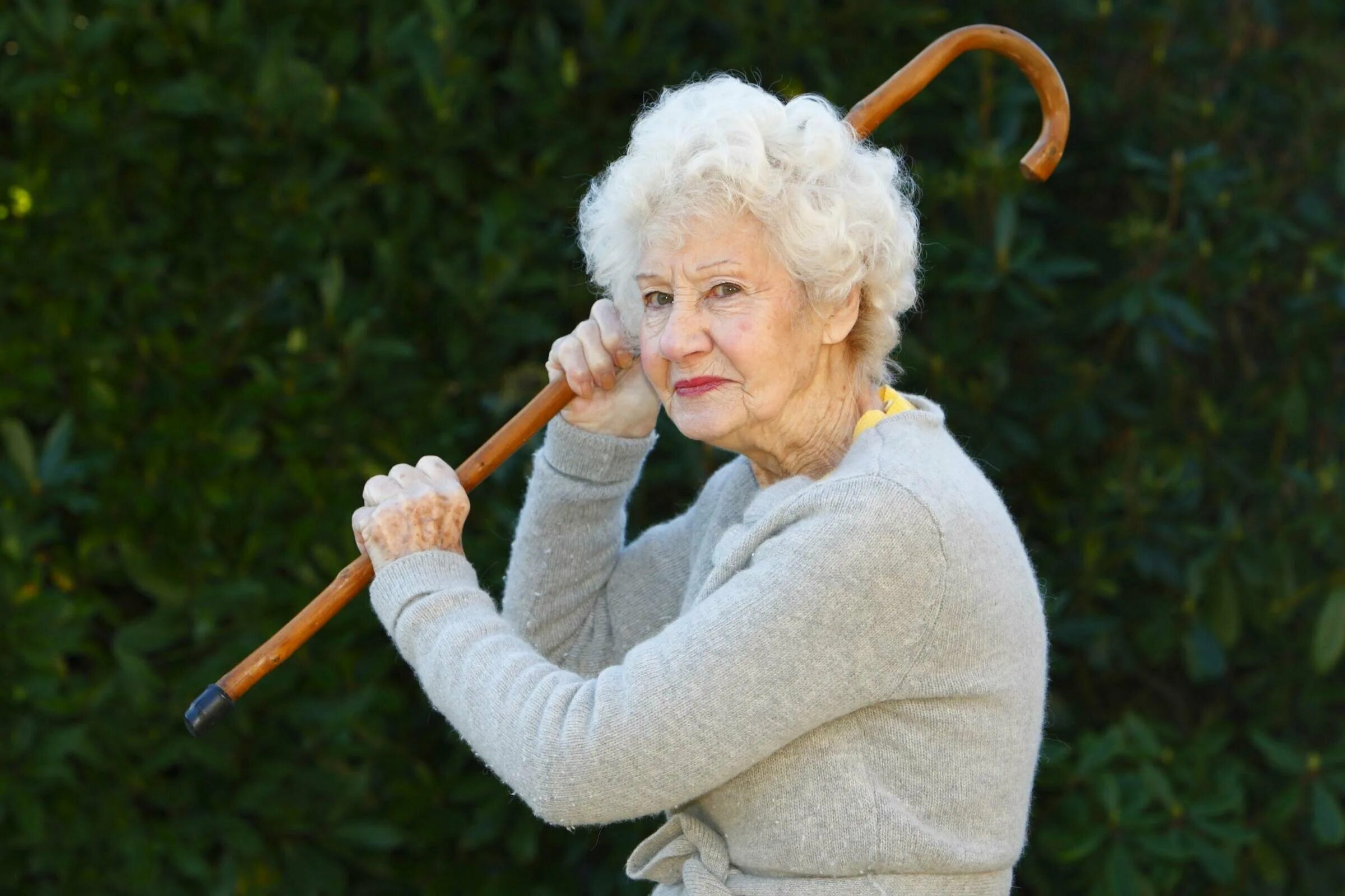 Пожилая женщина недовольна. Строгая старушка. Красная шапка против зла мультфильм 2011 бабушка. Бабушка колдунья. Любопытная бабушка.