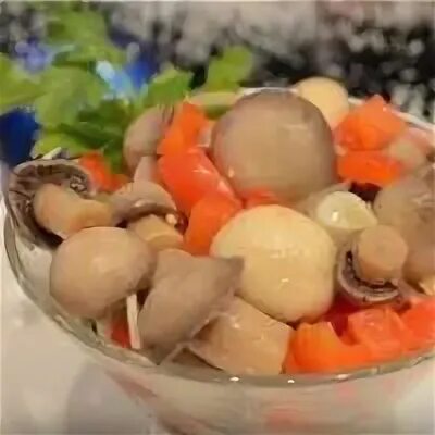 Грибы по-корейски шампиньоны с болгарским перцем. Шампиньоны, перец болгарский, лук. Шампиньоны маринованные с овощами. Грибные закуски на праздничный стол. Маринованные шампиньоны с болгарским перцем.