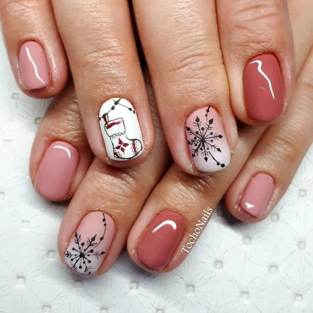 однотонный маникюр на короткие ногти зима. шеллак на короткие ногти 2023 зима. шеллак на короткие ногти модные короткие. голубой маникюр. голубые зимние ногти.