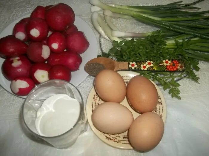 Редиска с яйцом рецепты. Редис с яйцами и зеленым луком. Салат с редиской и яйцом. Салат с редиской и яйцом и зелёным луком. Редиска с копчёной грудкой.
