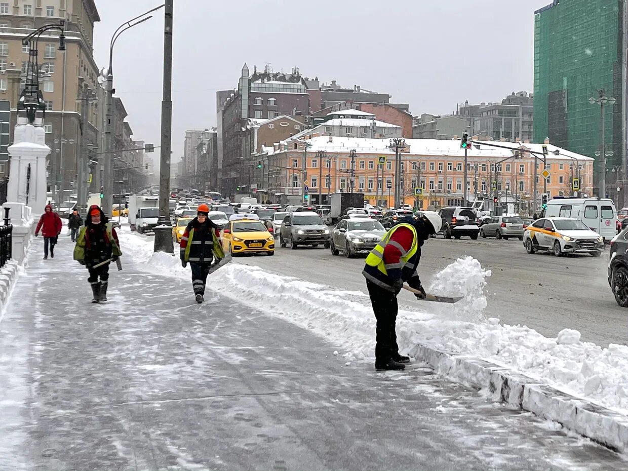 Почему сегодня снег. Сугробы в Москве. Москва Мороз снегопад. Количество снега в Москве. Сугробы в Казани.