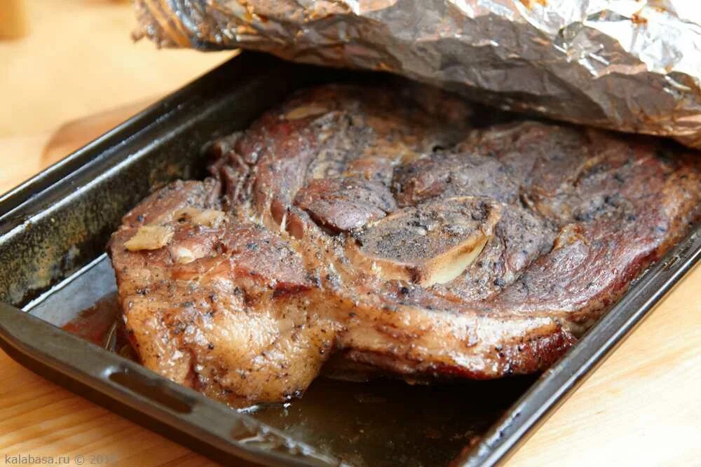 Мясо дипломат в духовке из свинины. Свиная лопатка в духовке. Говядина запеченная в духовке. Лопатка свинины в духовке.