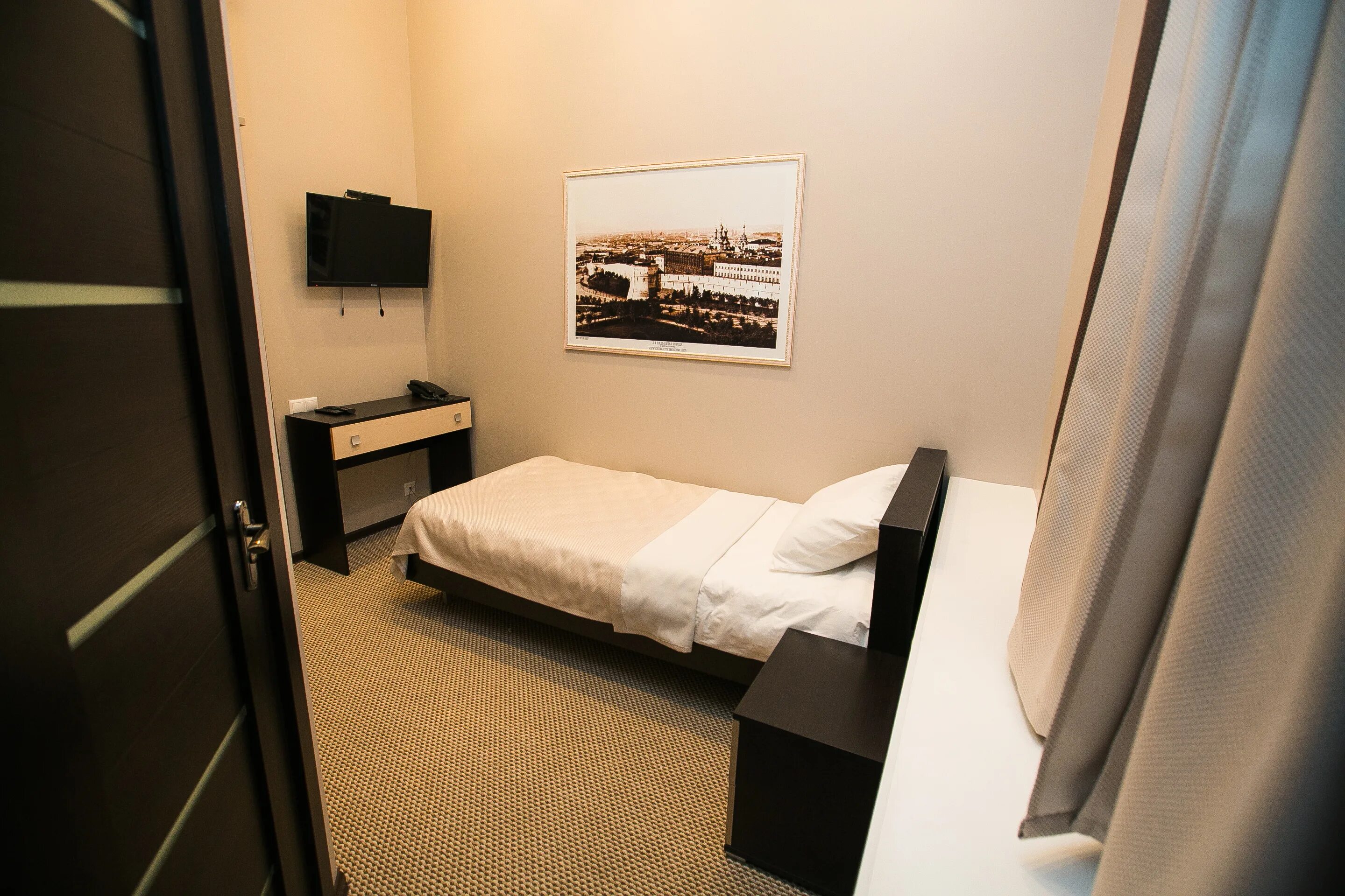 Кровать в гостиничном номере. Гостиница 1 комната. Гостиница звездная москва. Гостиничный номер одноместный. Одноместный номер в отеле.