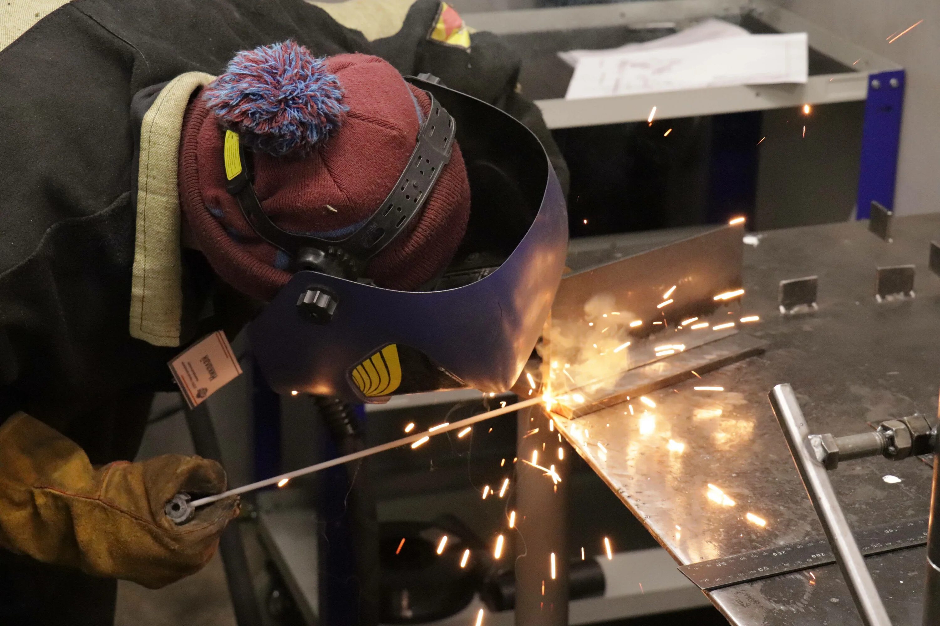 сварка. сварочный цех. логотип профессионалитет строитель сварщик 2023. сварочные технологии москва. сварочный участок.