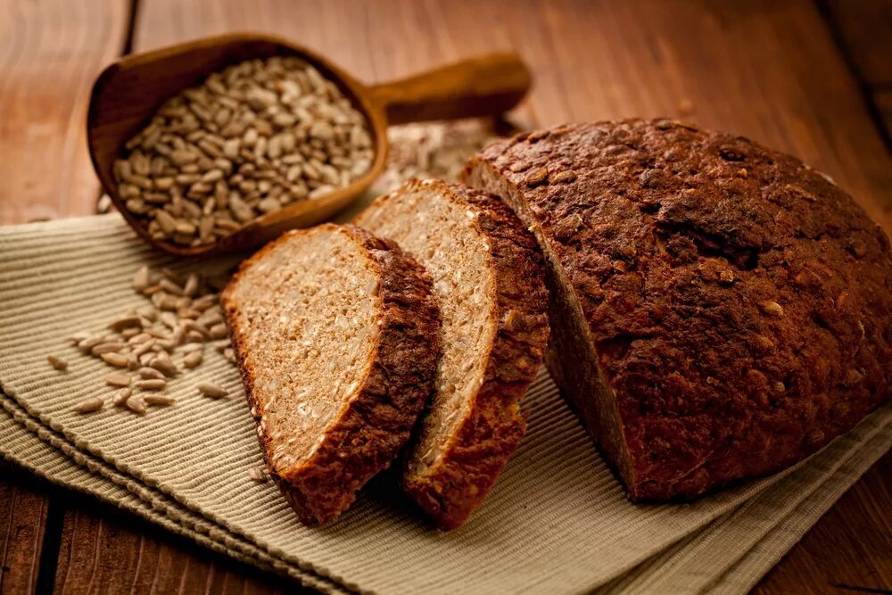 Черный хлеб. Ржаной хлеб. Цельнозерновой хлеб. Хлеб из обойной муки. Производство ржаного хлеба