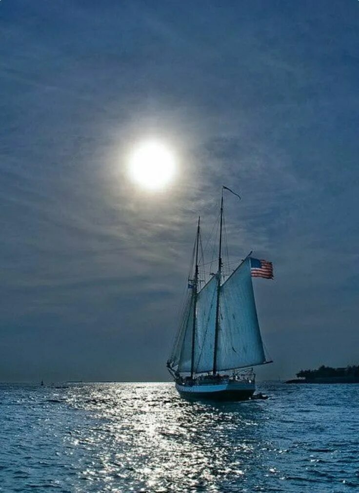 Море ночь звезды. Night sail. Открытки спокойной ночи с океанским кораблём красивые. Ночное море. Парусник ночью.
