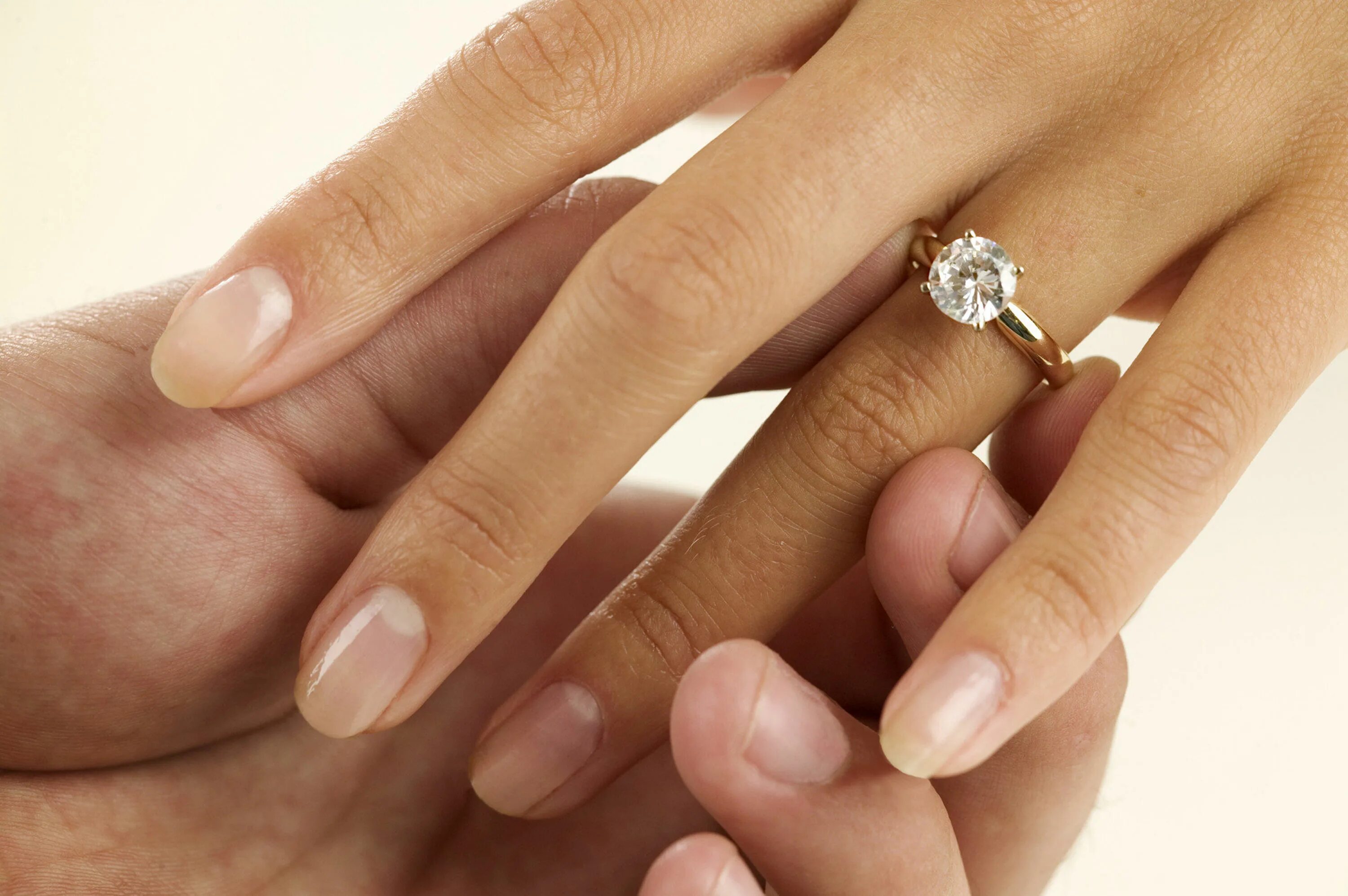 Можно увеличить кольцо золотое. Помолвочное кольцо. Кольцо для Помолвки. Кольцо с бриллиантом на руке. Помолвочное кольцо на пальце.