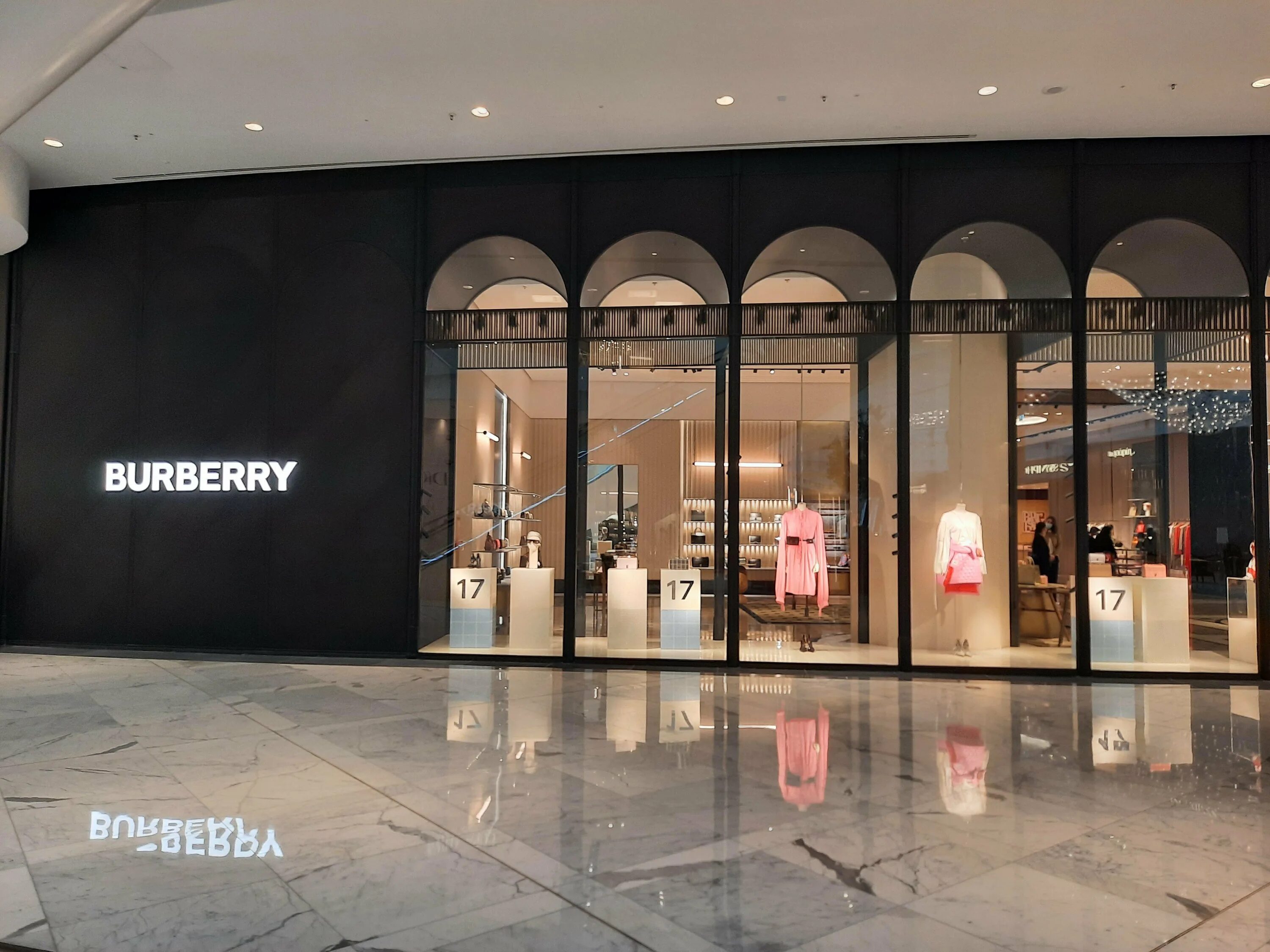 Burberry Dubai Mall. Бутик Барбери. Барберри магазин в Дубае. Dubai Mall Zabeel. Burberry магазин