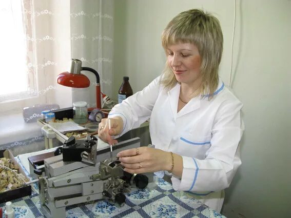 Лаборант гистологии. Кировское бюро смэ. гистологическая лаборатория. лаборант судебно медицинской экспертизы. лаборант гистолог.