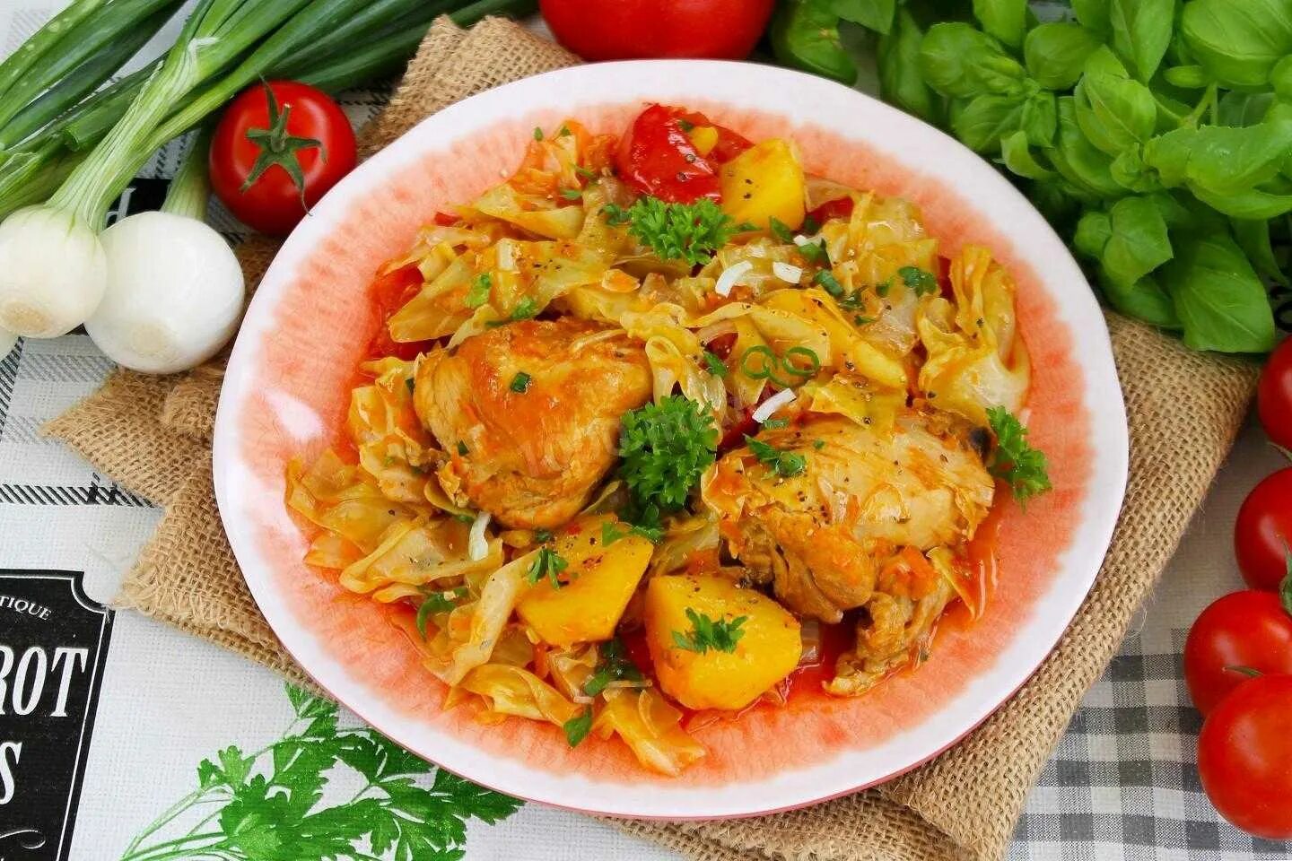 Тушёная капуста с картошкой. Картошка с капустой. Тушеная капуста с грибами и картофелем. Тушеная капуста с курицей. Капуста тушеная гарнирная.