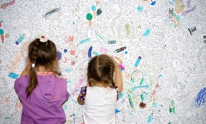 Ребенок изрисовал. Рисование на стенах для детей. Ребенок рисует на стене. Ребенок разрисовал стены. Рисование на обоях с детьми.
