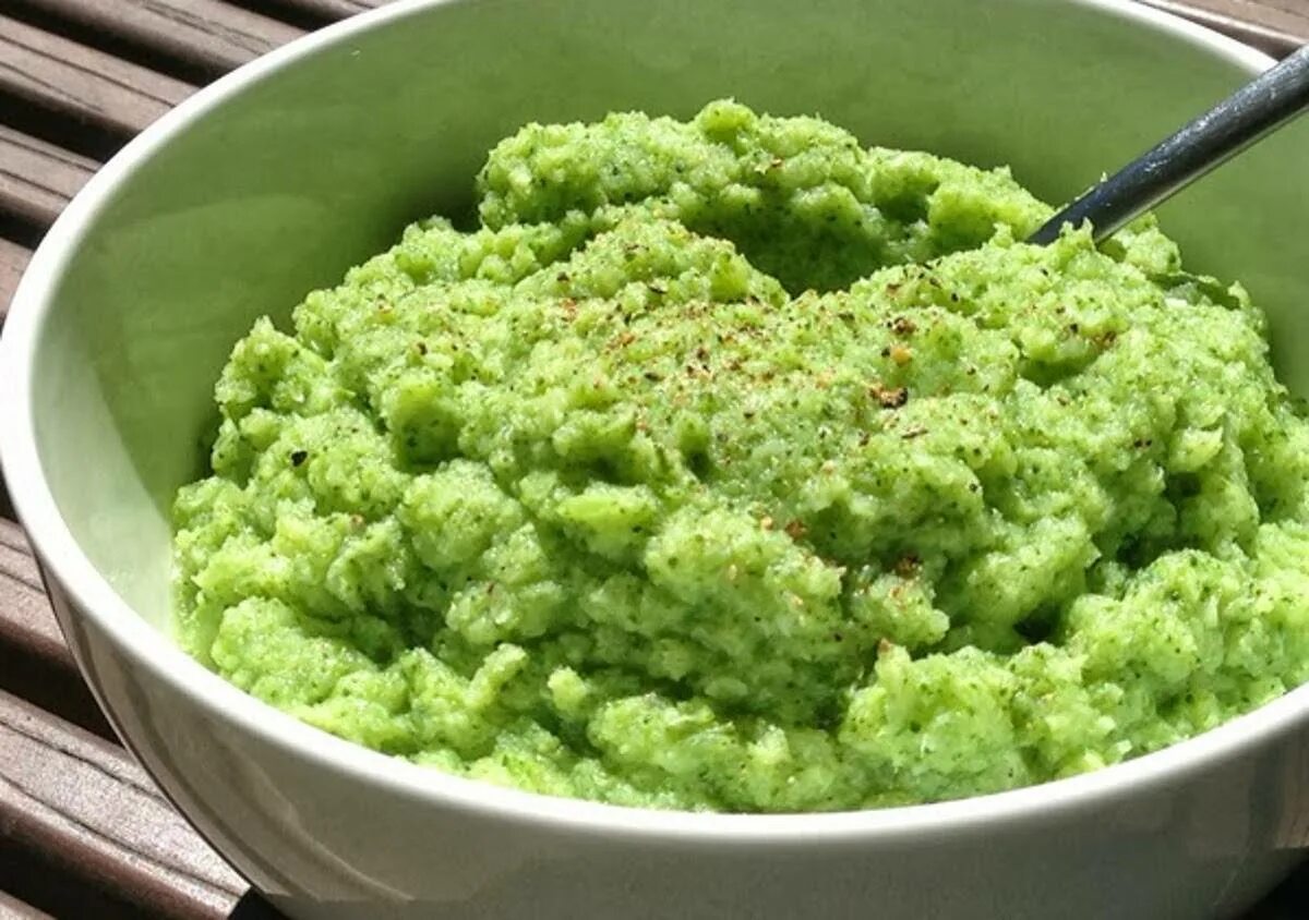Пюре из брокколи и картофеля. Пюре брокколи. пюре из брокколи для грудничка. пюрешка из.брокколи. картофельное пюре с брокколи.